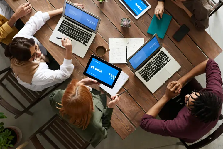 Team che comunica grazie all'utilizzo di diversi device all'interno di un piano di comunicazione interno digitale | Menti Pratiche