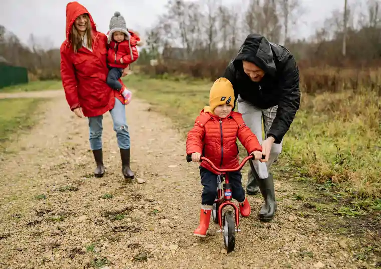 Genitori insegnano al figlio ad andare in bicicletta, quanti momenti come questo sei disposto a perderti da imprenditore? | Menti Pratiche